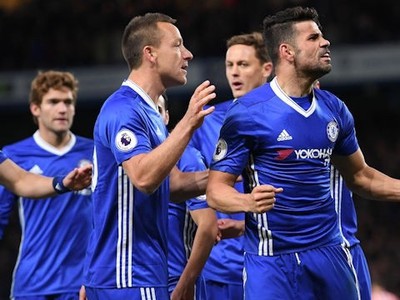Hráči Chelsea sa radujú zo streleného gólu