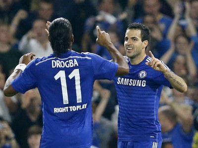 Cesc Fábregas a Didier Drogba oslavujú vedúci gól Chelsea