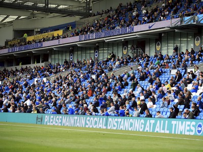 Fanúšikovia na tribúnach počas zápasu Brightonu s Chelsea v odstupoch