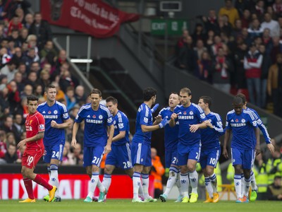 Futbalisti Chelsea oslavujú gól