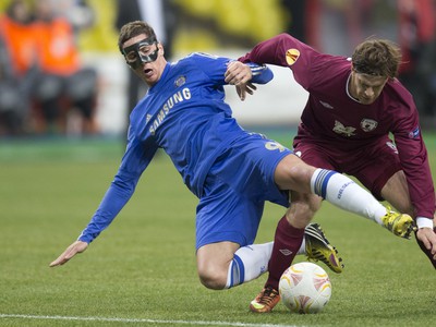 Fernando Torres a Cristian Ansaldi v súboji o loptu