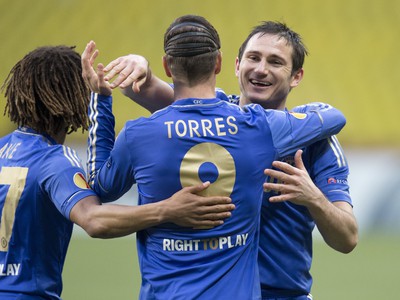 Nathan Ake, Fernando Torres a Frank Lampard oslavujú gól do siete Rubinu