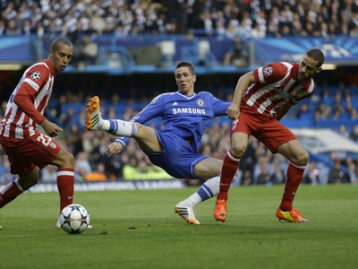 Fernando Torres padá v súboji o loptu v zápase s Atleticom Madrid v Lige majstrov
