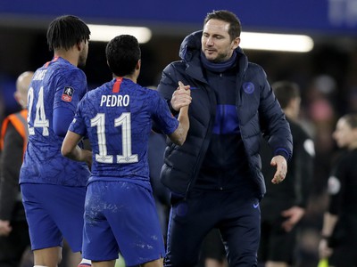 Spokojný Frank Lampard so svojím zverencom Pedrom