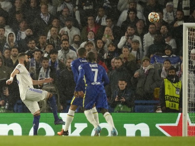 Karim Benzema dáva gól Realu