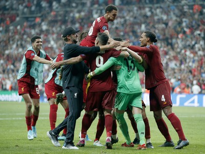 Oslavy hráčov Liverpoolu zo zisku Superpohára UEFA