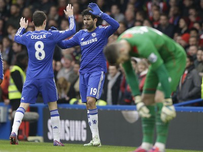 Diego Costa a Oscar oslavujú gól