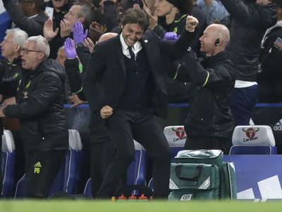 Antonio Conte oslavuje gól Chelsea