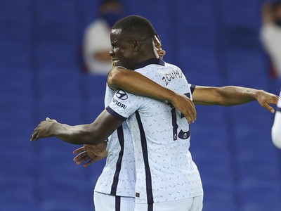 Reece James a Kurt Zouma oslavujú gól Chelsea