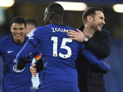 Frank Lampard a Kurt Zouma oslavuj� triumf Chelsea