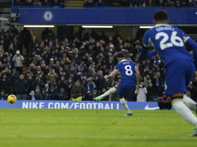 Hráč Chelsea Enzo Fernandez (druhý sprava) strieľa tretí gól z penalty