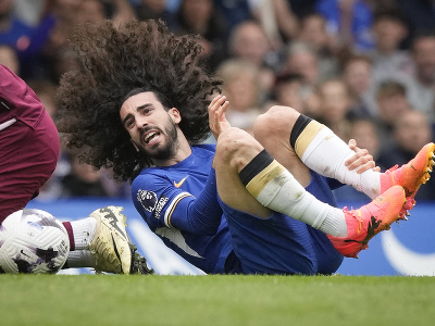 Futbalista Chelsea Londýn Marc Cucurella po súboji skončil na trávniku