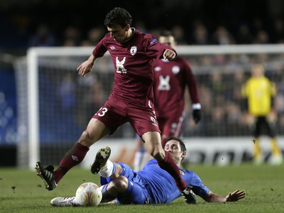 Frank Lampard v súboji s Romanom Jeremenkom