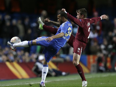 Ryan Bertrand a Oleg Kuzmin v súboji o loptu