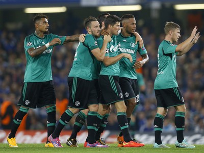Huntealaar so spoluhráčmi oslavuje vyrovnávajúci gól Schalke
