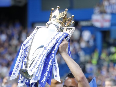 Kapitán Chelsea John Terry s majstrovskou trofejou počas osláv zisku titulu