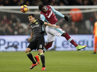 Pedro Obiang a Pedro v súboji o loptu