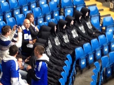 Jedenástka v čiernych plášťoch na zápase londýnskej Chelsea
