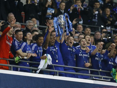 Chelsea oslavuje zisk prvej tohtosezónnej trofeje