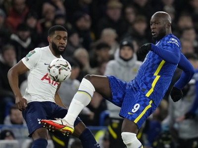Hráč Tottenhamu Japhet Tanganga (vľavo) v súboji s Romelu Lukakuom z Chelsea