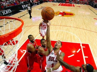 Derrick Rose dáva koš
