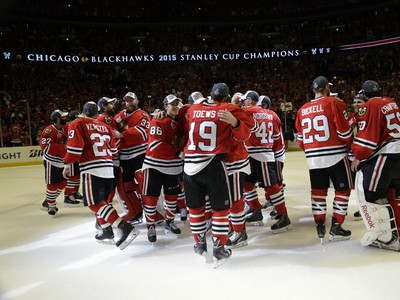 Radosť hráčov Chicaga zo zisku Stanley Cupu