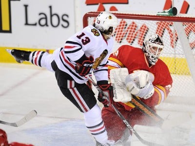 Daniel Carcillo z Chicaga a brankár Calgary Miikka Kiprusoff