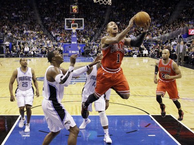 Derrick Rose skóruje cez protihráčov Chrisa Duhona, Dwighta Howarda a Glena Davisa