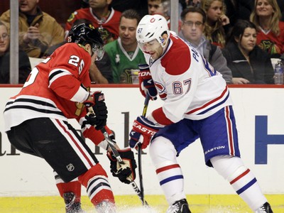 Max Pacioretty a Viktor Stalberg bojujú o puk