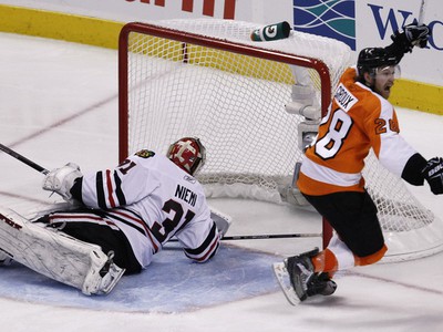Claude Giroux strieľa víťazný