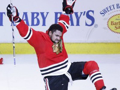 Dustin Byfuglien oslavuje víťažný gól
