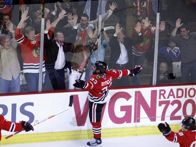 Dustin Byfuglien oslavuje víťažný gól
