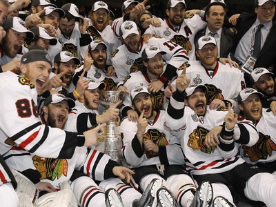 radosť hráčov Chicaga po zisku Stanley Cupu