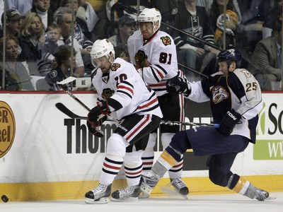 Patrick Sharp, Marián Hossa a Jerred Smithson v súboji