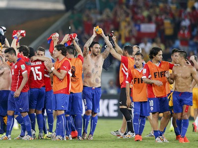 Hráči Chile oslavujú výhru nad Austráliou