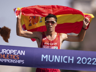Na snímke Španiel Miguel Lopez oslavuje víťazstvo v chôdzi na na 35 km mužov na atletických ME v Mníchove