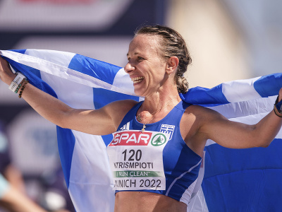 Na snímke grécka atlétka Antigoni Ntrismpiotiová oslavuje víťazstvo v chôdzi na 35 km žien na atletických ME v Mníchove