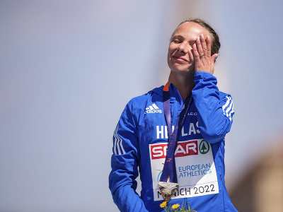 Na snímke grécka atlétka Antigoni Ntrismpiotiová oslavuje s medailou víťazstvo v chôdzi na 35 km žien na atletických ME v Mníchove