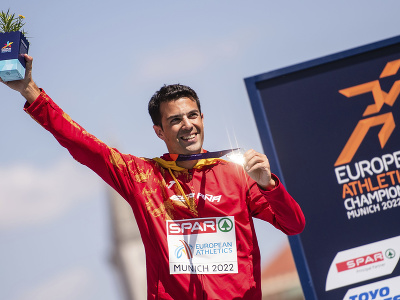 Na snímke Španiel Miguel Lopez oslavuje s medailou víťazstvo v chôdzi na 35 km mužov na atletických ME v Mníchove