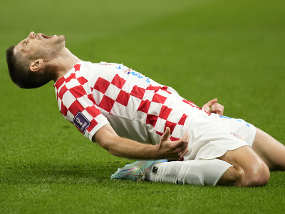 Chorvátsky hráč Andrej Kramarič oslavuje po tom, ako strelil úvodný gól Chorvátska