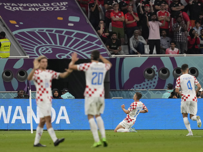 Chorvátsky hráč Andrej Kramarič (druhý sprava) oslavuje so spoluhráčmi