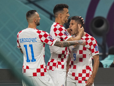 Chorvátsky hráč Andrej Kramarič (vpravo) oslavuje so spoluhráčmi po tom, ako strelil úvodný gól Chorvátska