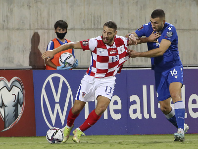 Nikola Vlašić sa snaží prebojovať cez hráča Cypru