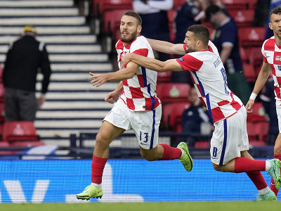Chorvátsky hráč Nikola Vlasič (vľavo) oslavuje úvodný gól proti Škótsku