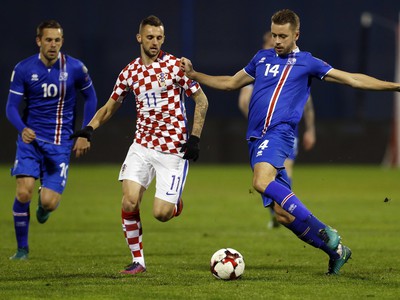 Islandský futbalista Kari Arnason (vpravo) a chorvátsky hráč Marcelo Brozovic v súboji o loptu