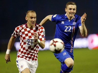 Islandský futbalista Eidur Gudjohnsen (vpravo) a chorvátsky hráč Domagoj Vida v súboji