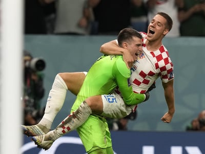 Mario Pašalić a Dominik Livakovič sa radujú z víťazstva po penaltovom rozstrele