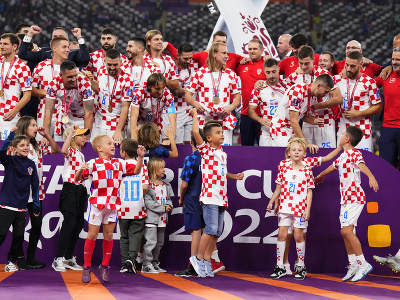 Chorvátski futbalisti pózuju s bronzovými medailami po triumfe nad Marokom (2:1)