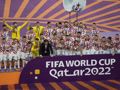 Chorvátski futbalisti pózuju s bronzovými medailami po triumfe nad Marokom (2:1)