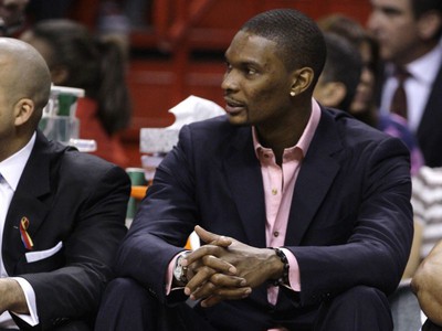 Chris Bosh sleduje spoluhráčov